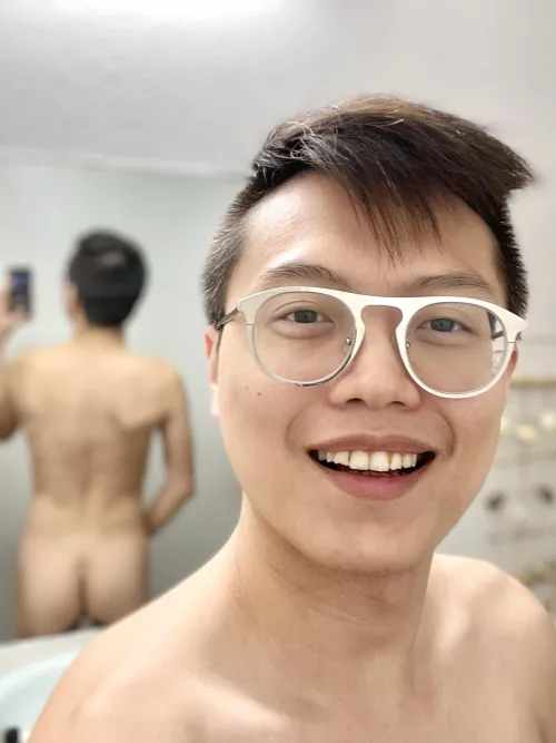 Bubble butt Asian twink saying hi