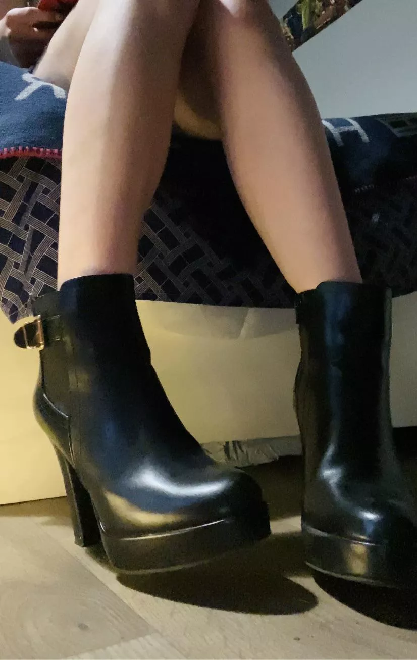 Busy reading while you're checking me out 👀