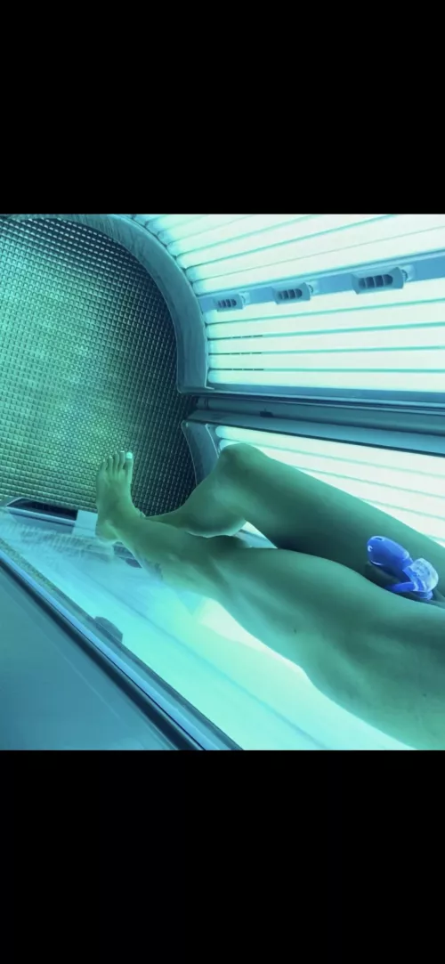 Caged, plugged and waxed before tanning ☀️🥰