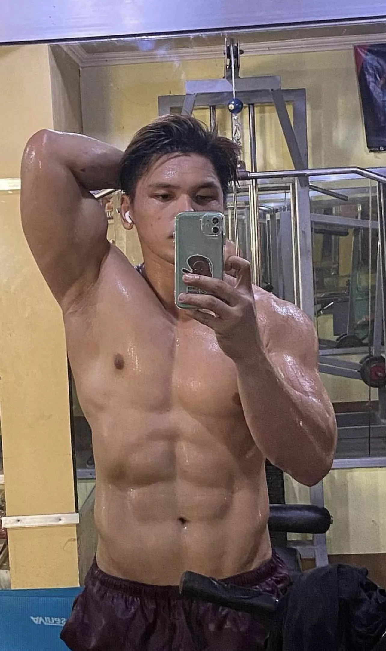 Craving for a gym fit daddy? With musky body, hairless but ripe and sweaty pits?