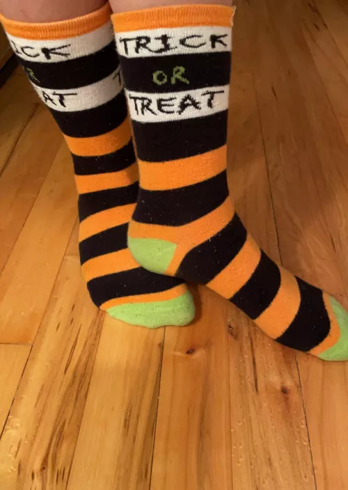 Do you like My cute lil Halloween socks?🧦 👻 🎃 💖 trick or treat smell my feet lol 😉[female]