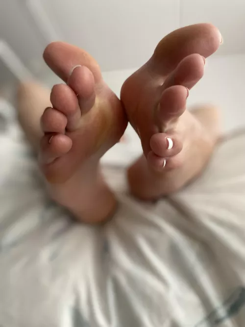 Enticing toes 🤤