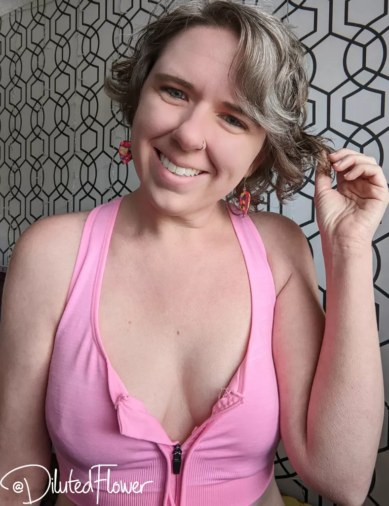 Happy almost weekend! 🎃🎉 [F]