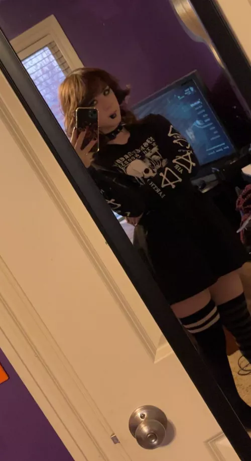 Happy fem Friday ig, yes I chew on my guitar picks, don’t yell at me