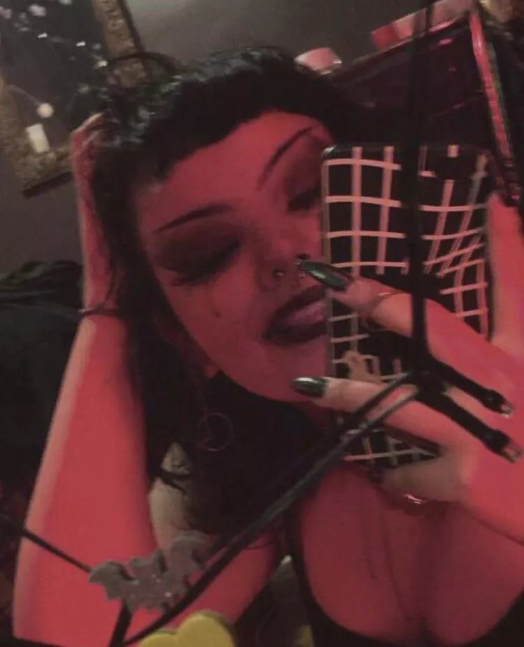 Hi im your domme emo mommy now🖤🔪