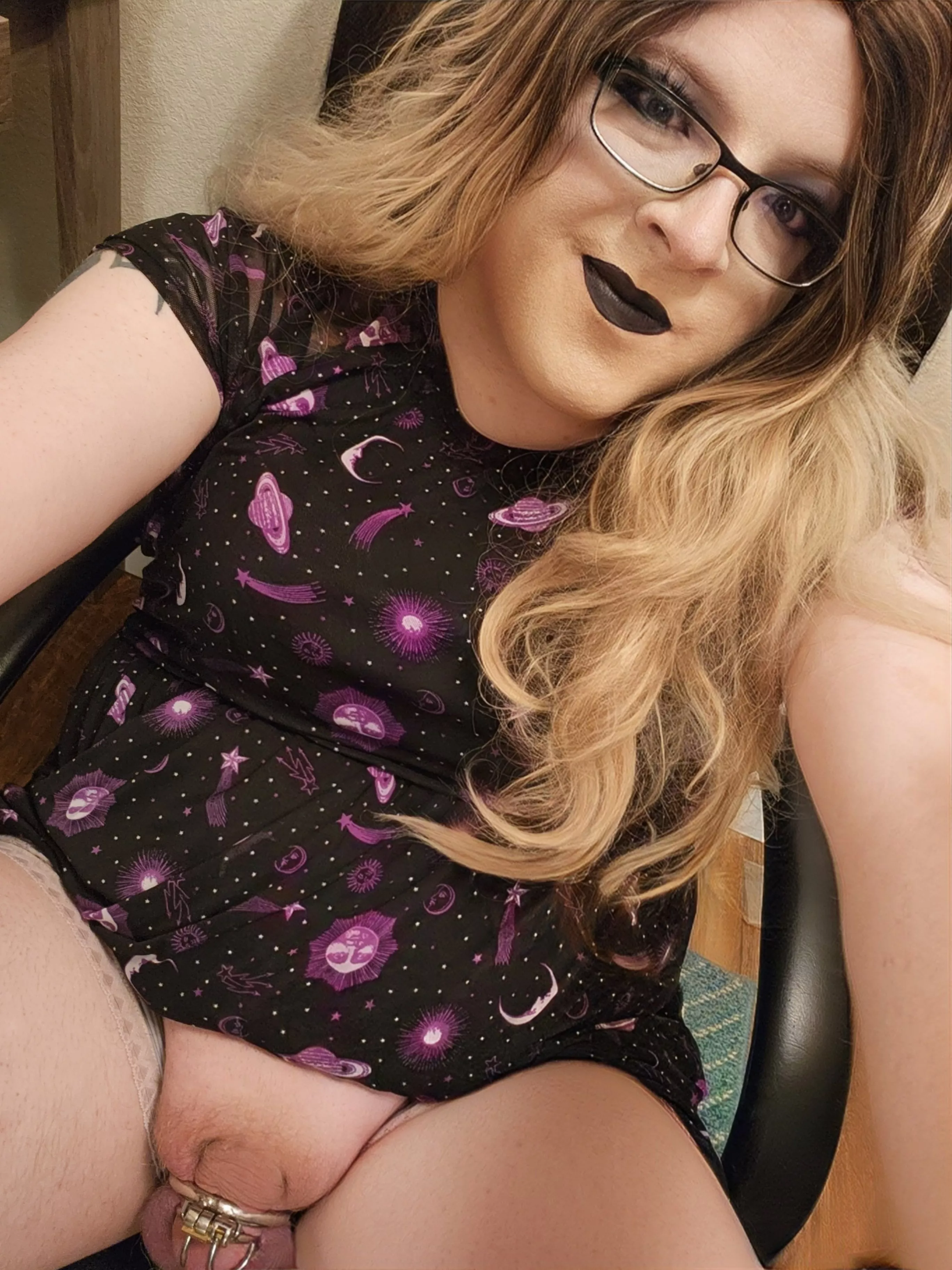 I sure do hope nobody I know sees this picture of me caged like a good girl should be.. 🤔