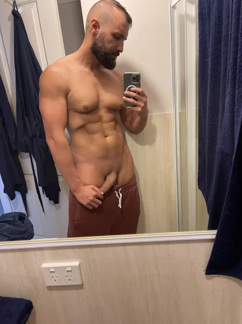 Just finished at the gym this morning can anyone shower me 👅