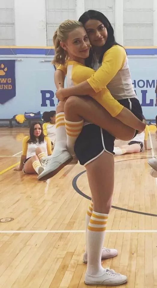 Lili Reinhart and Camila Mendes are making me lose my mind, I've been in the edge for a while and not sure if continue or realise and clean up the mess for them.