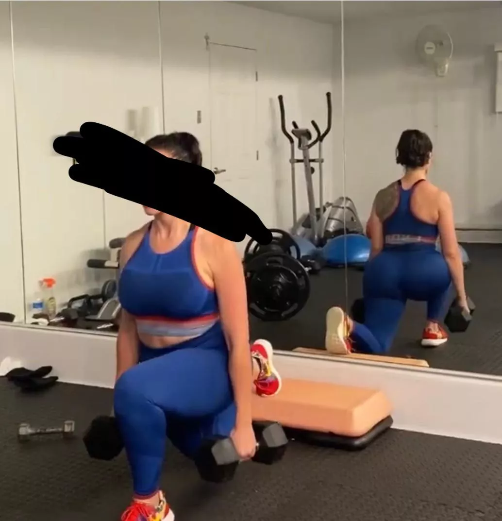 Looking for someone to cum tribute my former gym teacher. Dm me for more.