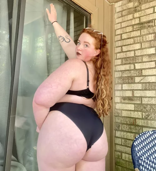 phat asses and pretty curls, the best combo 🤩