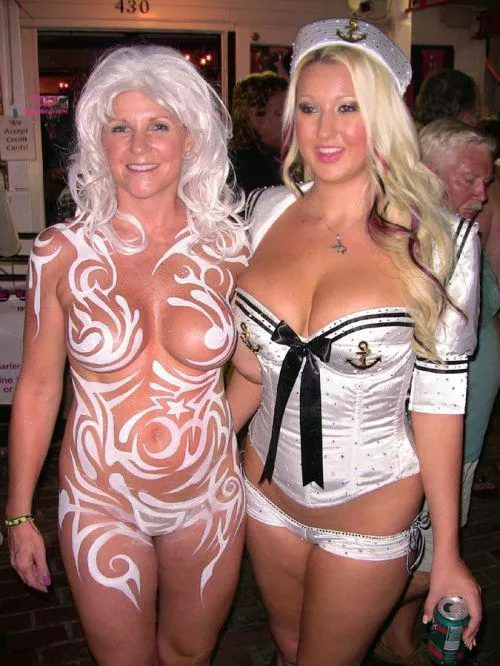 Rank is sexy mother&daughter duo in their Halloween costumes👍
