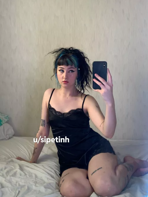 [selling] this alt mommy sells nudes, femdom / foot fetish videos and calls + more [pic] [vid] [cam]