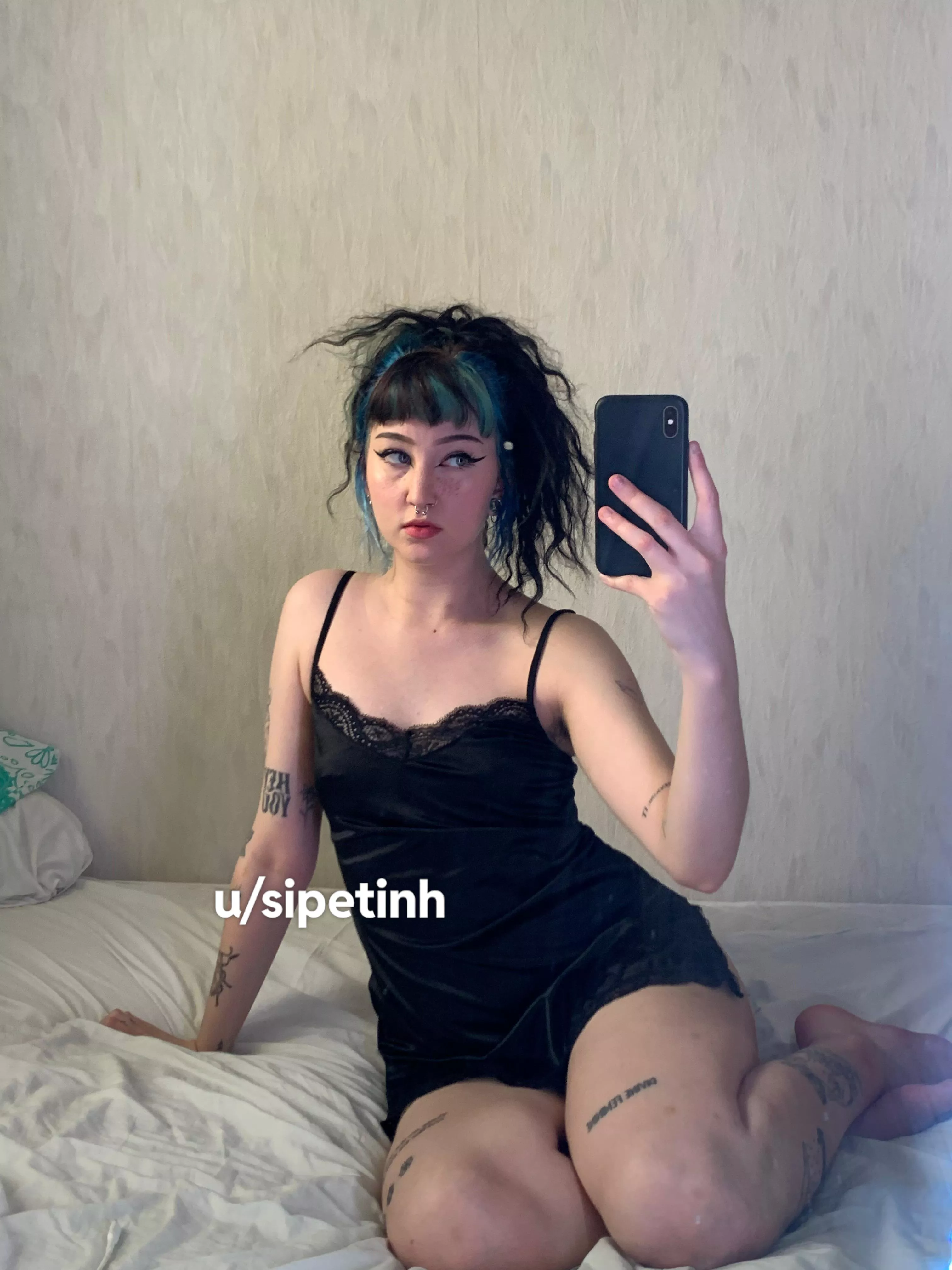 [selling] this alt mommy sells nudes, femdom / foot fetish videos and calls + more [pic] [vid] [cam]