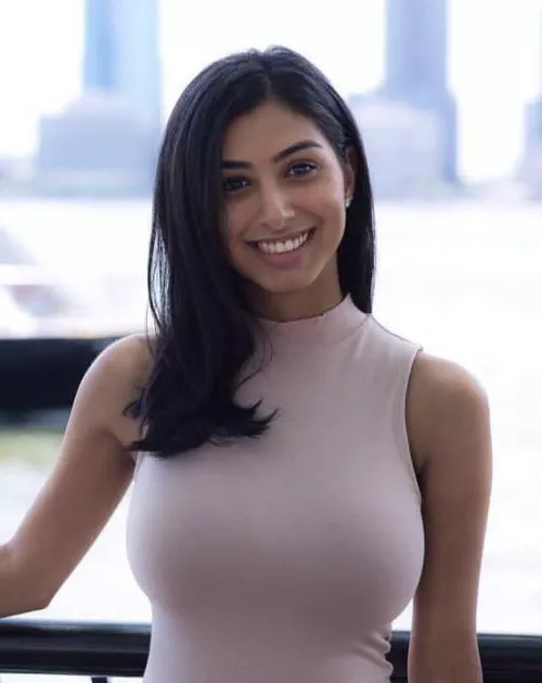 She’s so f*cking busty. Upvote if you saved her pic please (more on my profile).