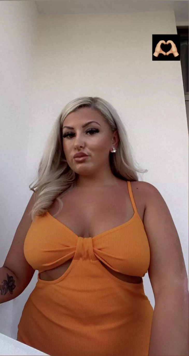 Someone trib her 💦, dm for more pics🔥