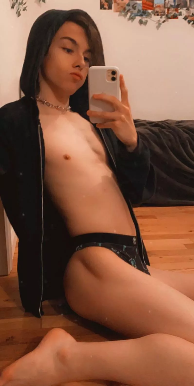 stay home and play w me! 😘