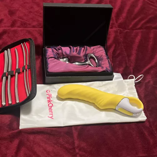 Think tonight I'm gonna use my Njoy Pfun plug, while sounding and running my yummy sunshine vibe along my shaft.