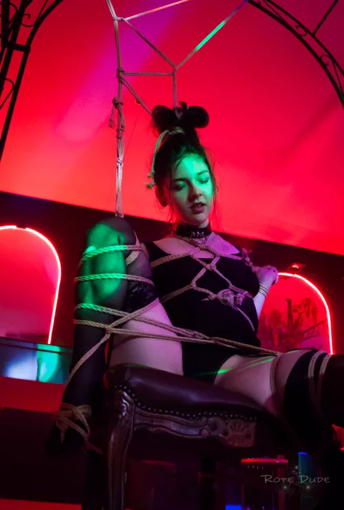 Tied up in the middle of a club with her leg spread like that, what could go wrong?