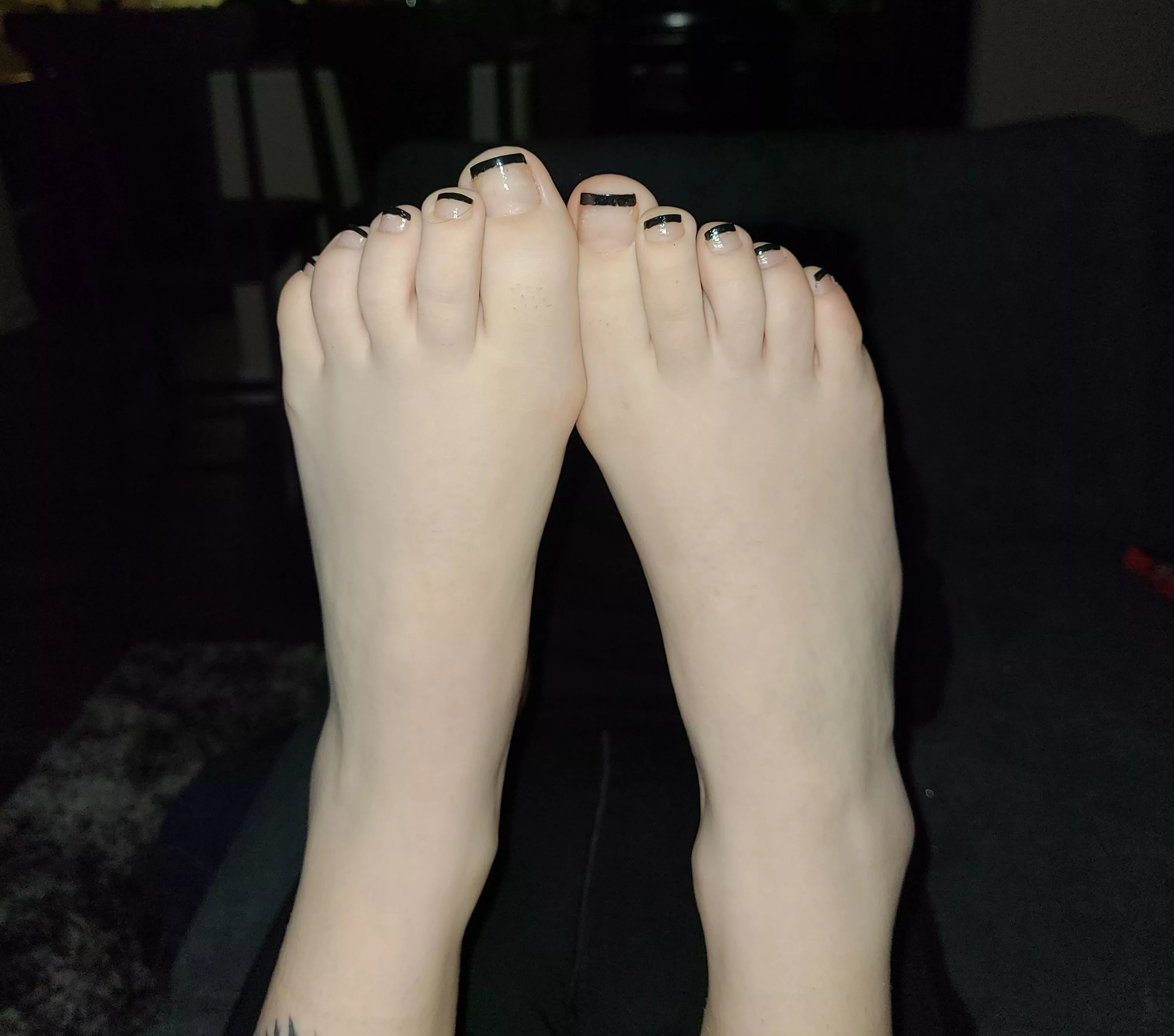 Tried something new with this pedicure, thoughts? (: