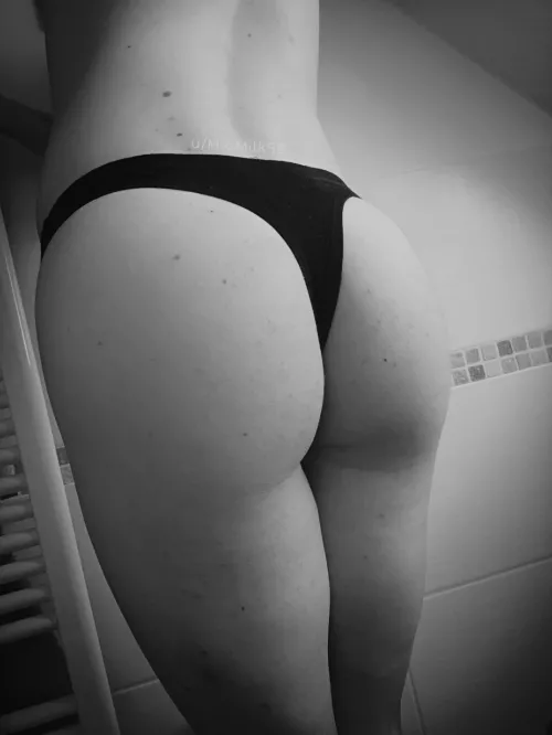 wanna play with my firm little bum? ☺️