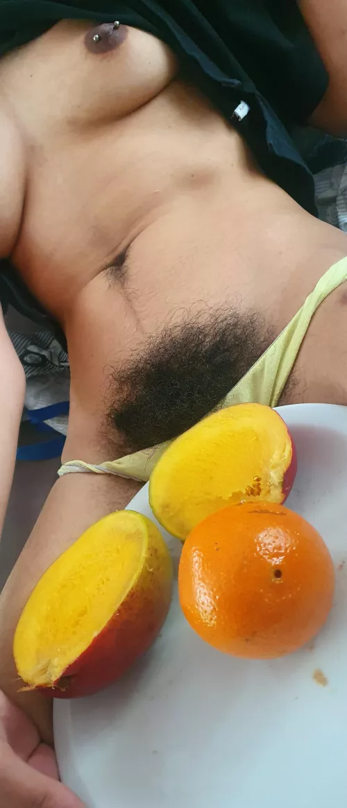 Wanna share some juicy mango with u 🥭🍊