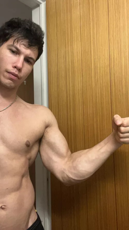 we play arm wrestling? 💪🏻