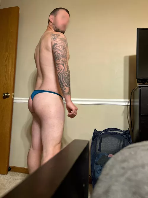 Who else regularly wears thongs to work?