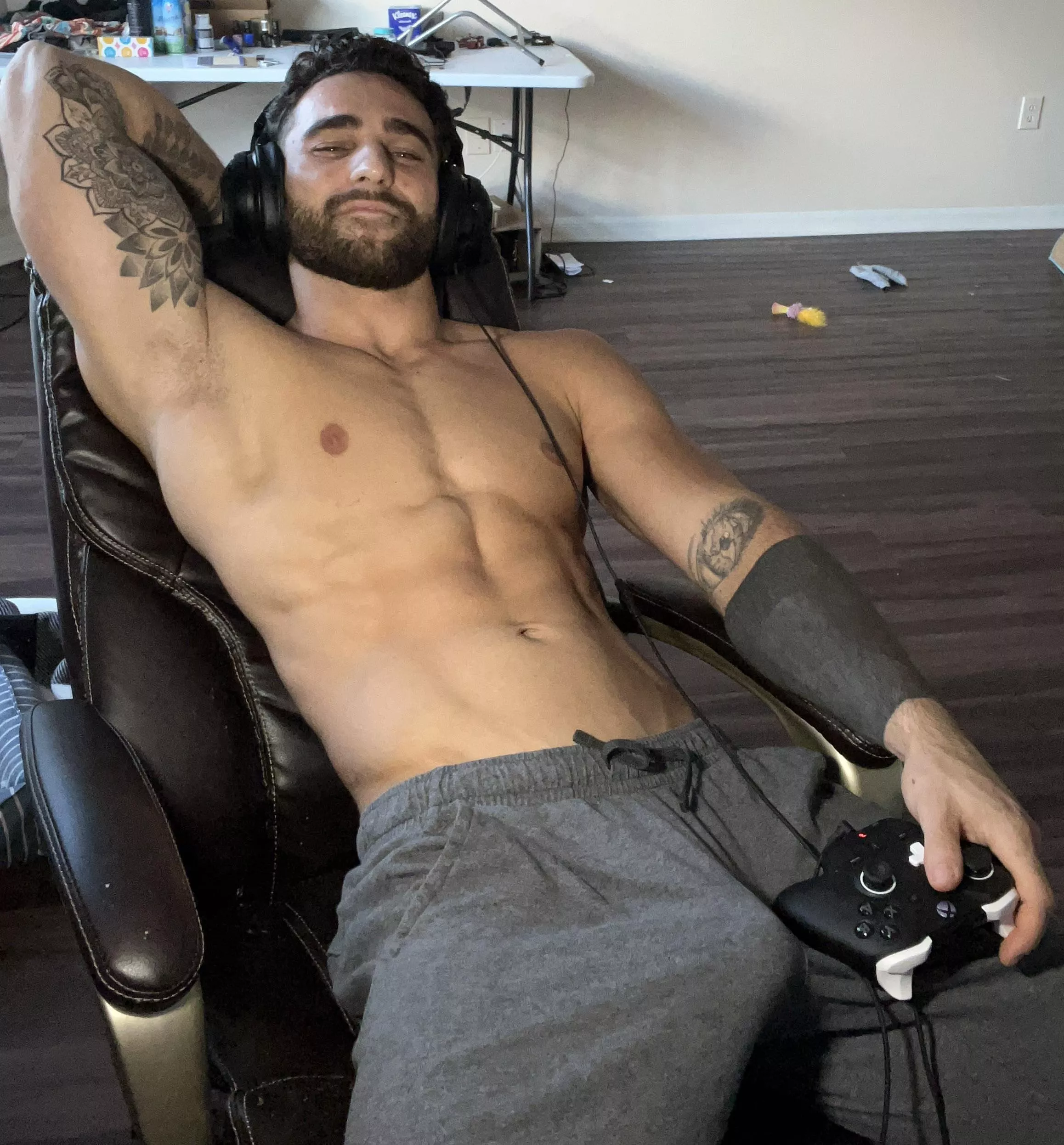 Who gonna cum play with me? 😜👅