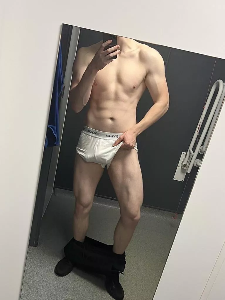 Would you get on your knees for me in the gym showers? 6’5 / 9”