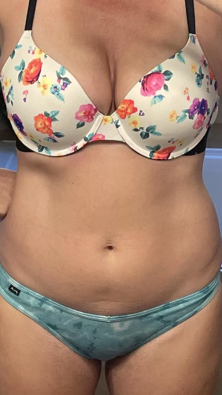 10/28/22 - VS multi-color floral w/ teal marble thong (NSFW) 🌺🌸🌼