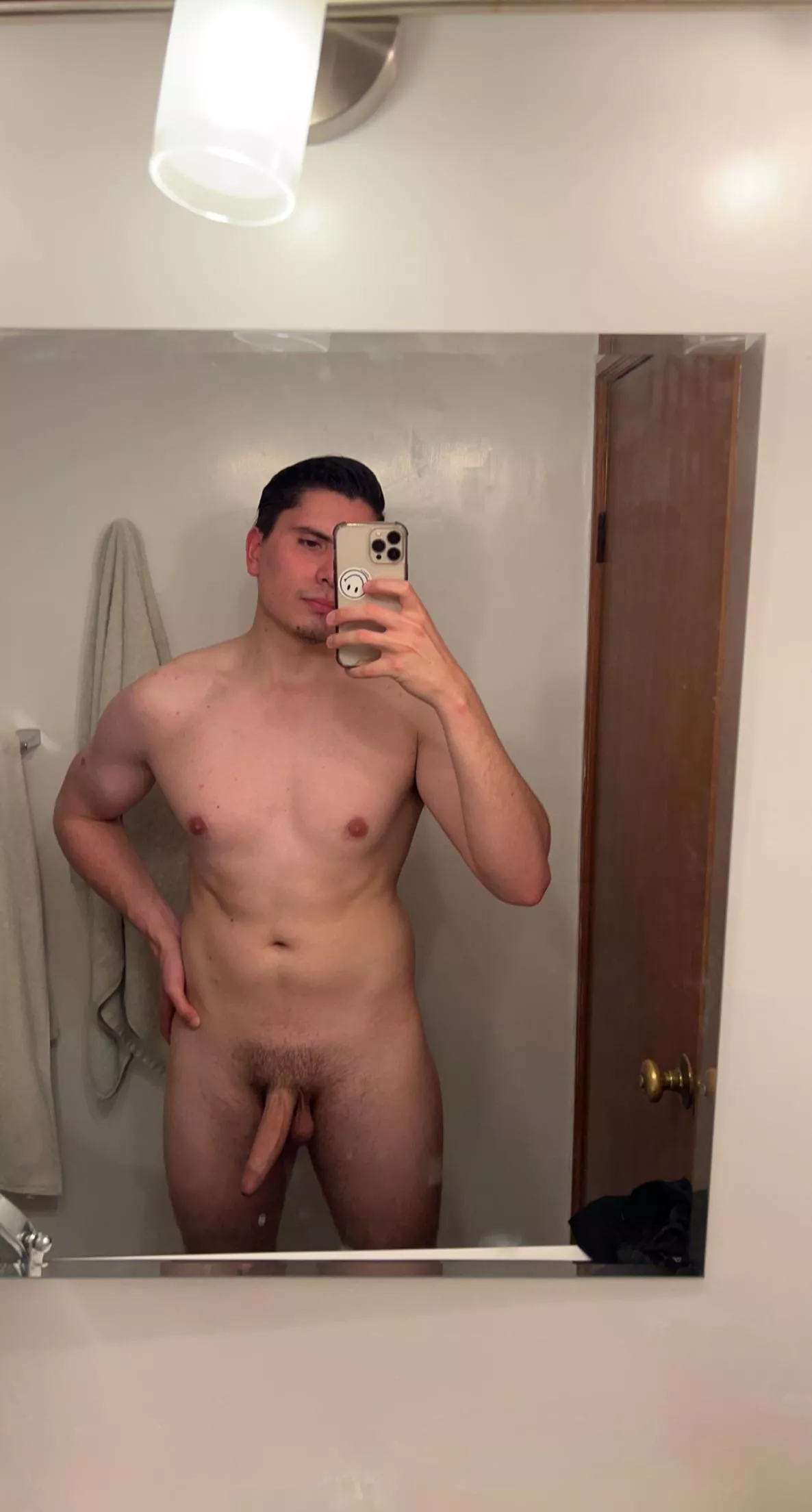 (22M, 6’2/185) I’m sick of my body dysmorphia I don’t like myself