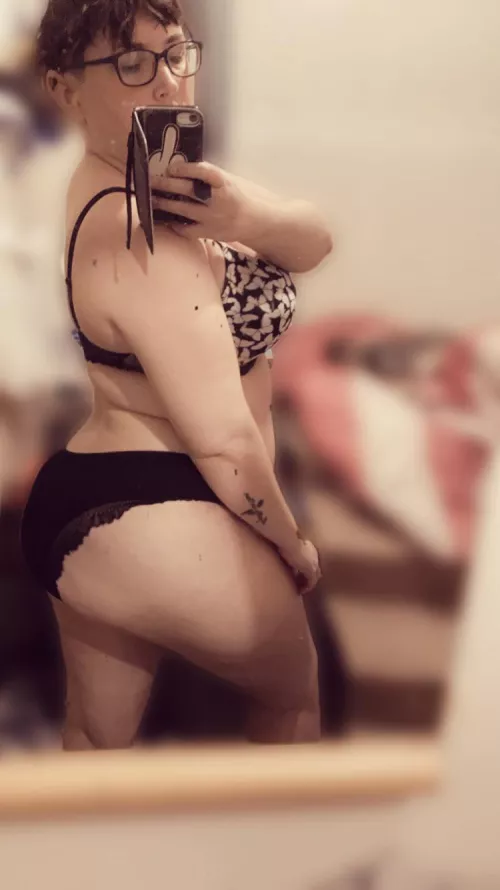 A no makeup messy hair selfie- see the nudes in my onlyfans ☘️🥰‼️50% off sale ‼️