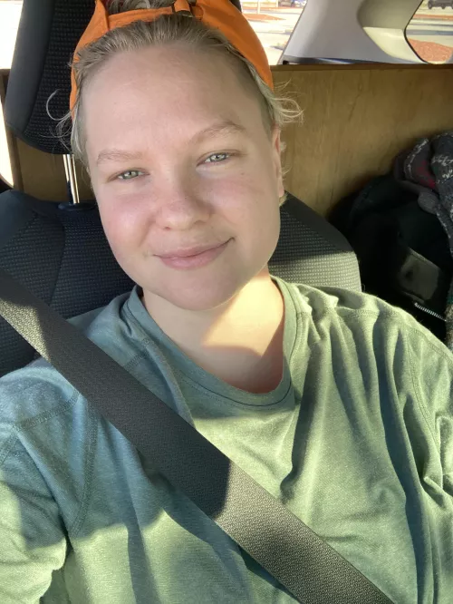 A rare peak at what I look like when I’m not naked 😜