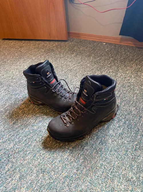 Bought a pair of Zamberlans, full grain leather, care instructions say I need some of their “hydrobloc conditioning cream” but it’s out of stock everywhere I look, what can I use instead?