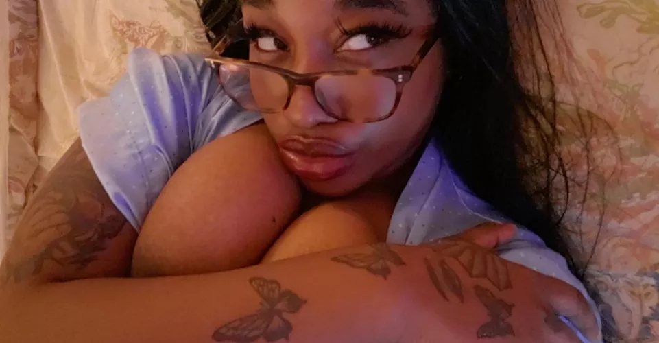 Can i be your Asian-Latina goth gf? 🤭 🦋