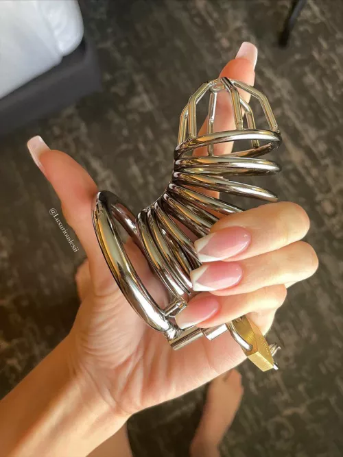 Can you post your long nails tapping on a cage?