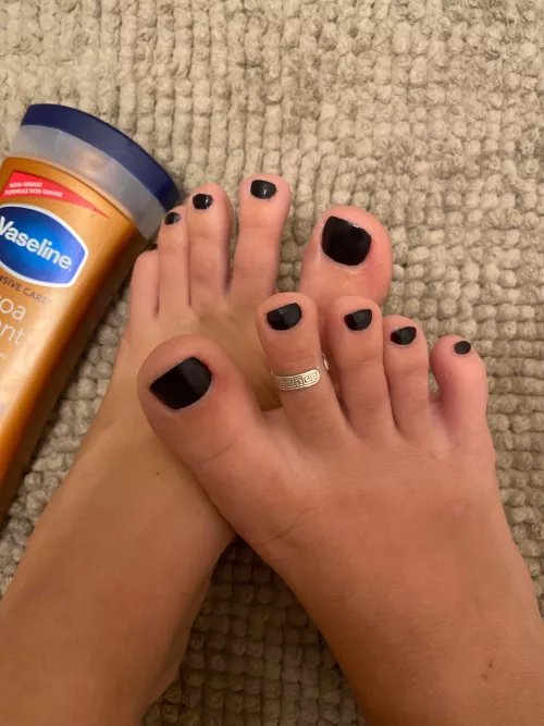 Could I get a little help with the lotion? 🥹