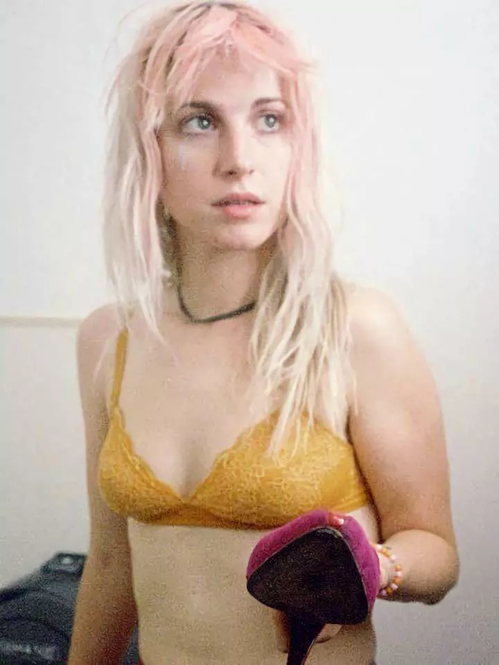 desperately need to be dominated by you and Hayley Williams in a super bi threesome