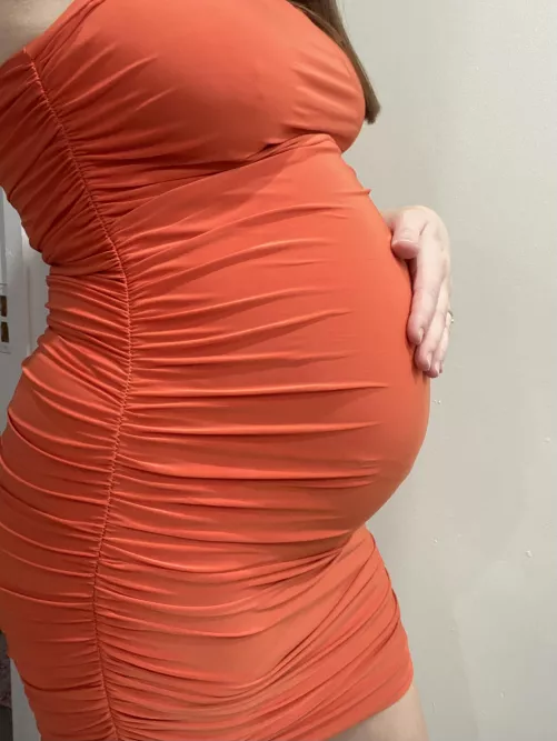 Dressing up the bump as it’s Saturday night 😜