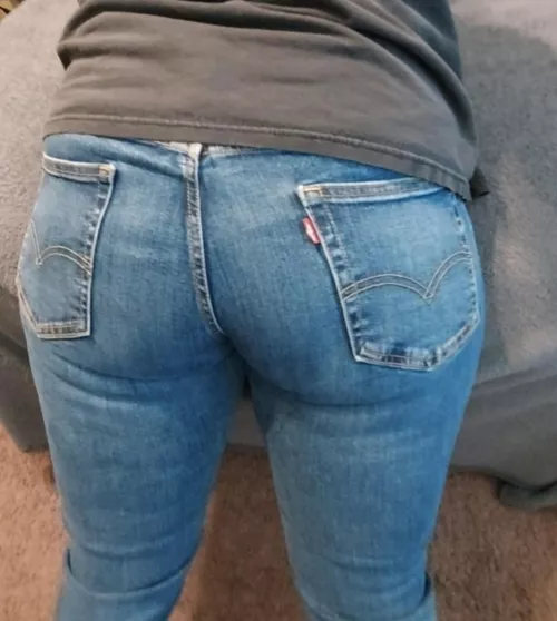 [FTM, 22] Can a spanking still hurt over jeans? I have a high pain tolerance with a tendency to be disrespectful. (Comments and DM's welcome)