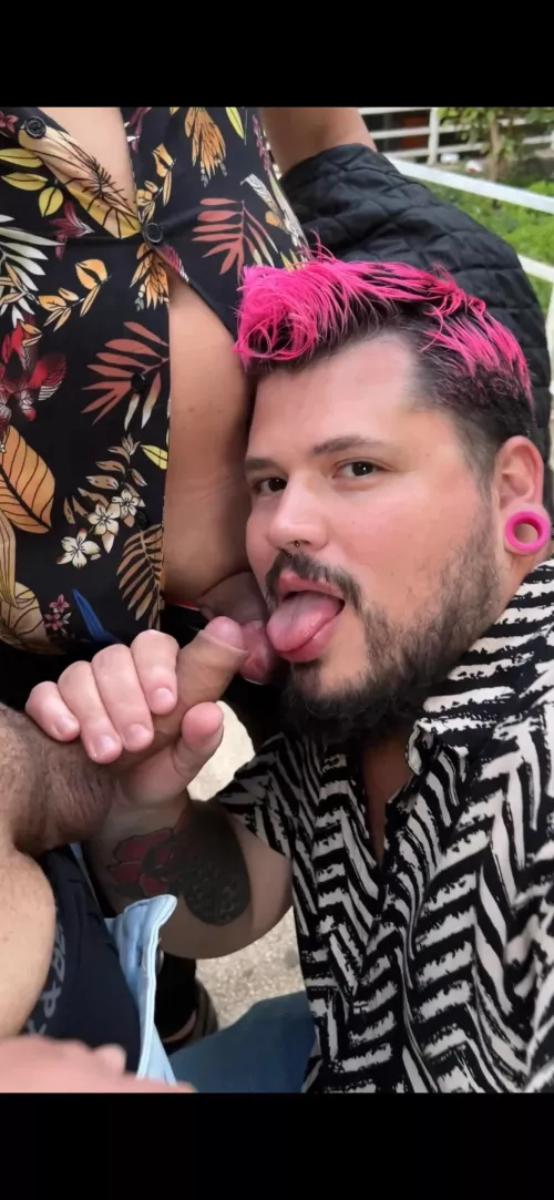 Giving a blowjob in public is always exciting 😊