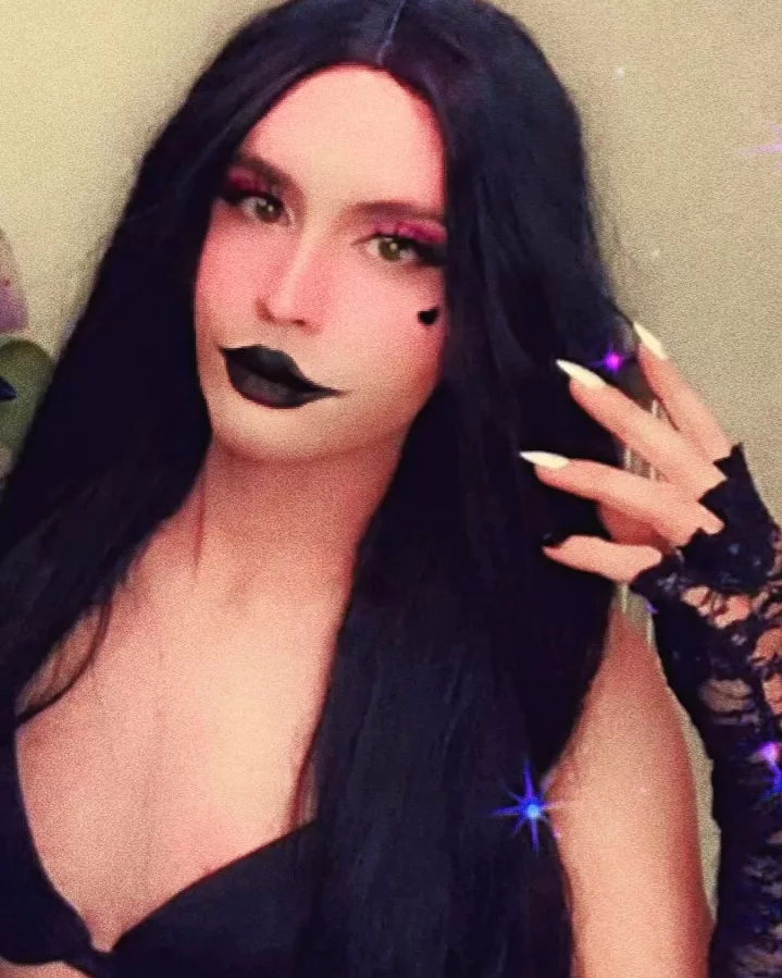 giving mime vibes 🖤💕