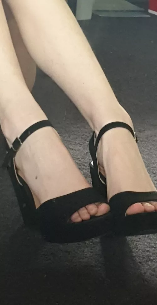 I always thought I had big feet 😭 I do love these black chunky heels though! 🖤