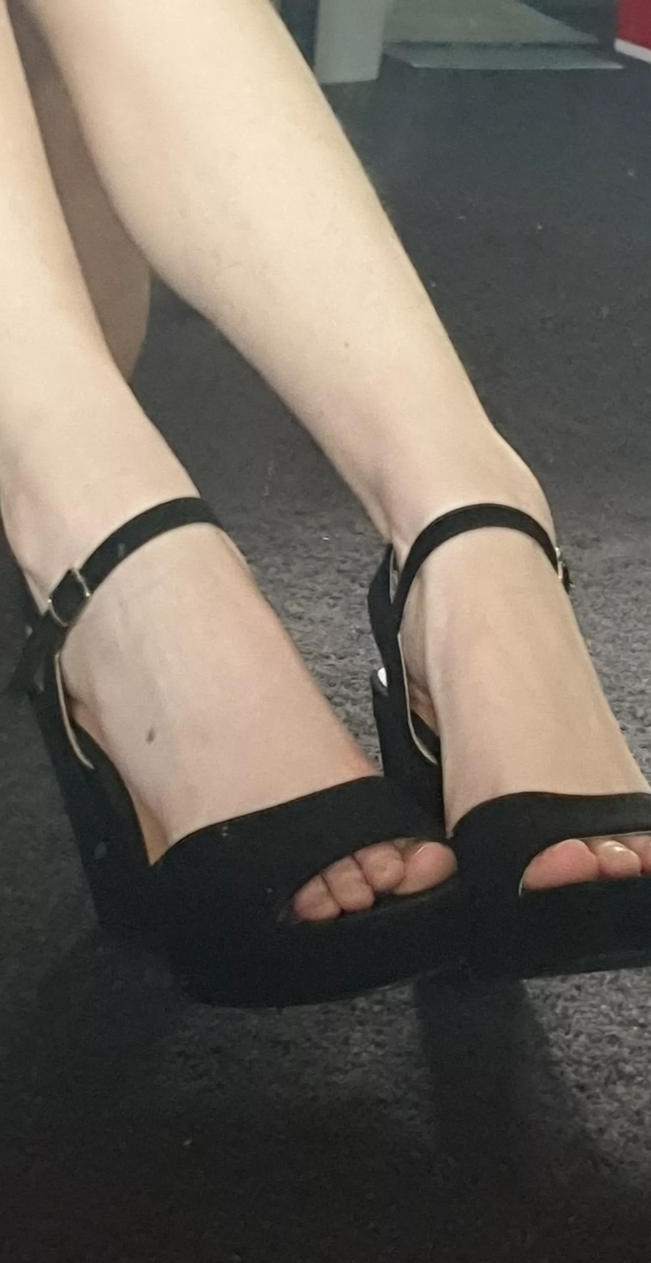 I always thought I had big feet 😭 I do love these black chunky heels though! 🖤