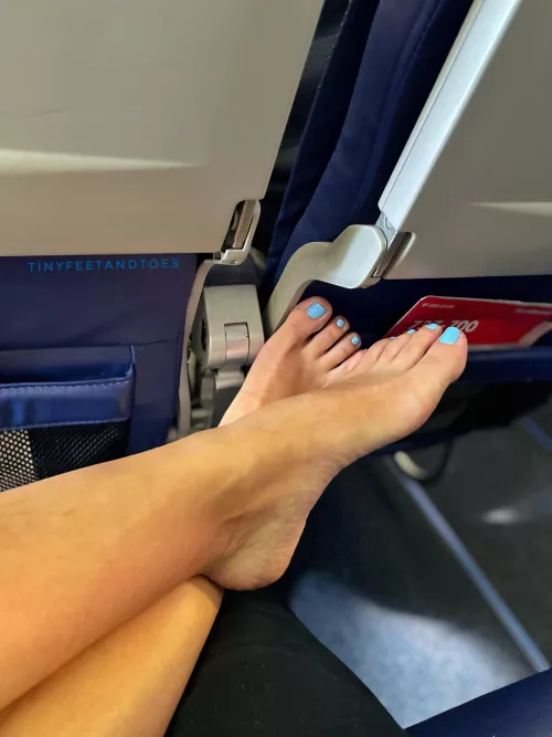 I dangled my feet for all the foot guys on the plane 🤭!