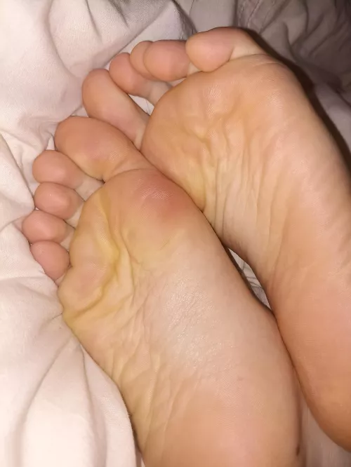 If you look closely you can see how sweaty they are🤭👣