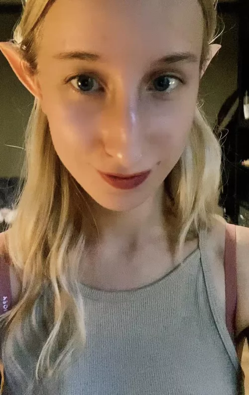 Im a elf who likes to show my tiny feet ☺️🦶🏻