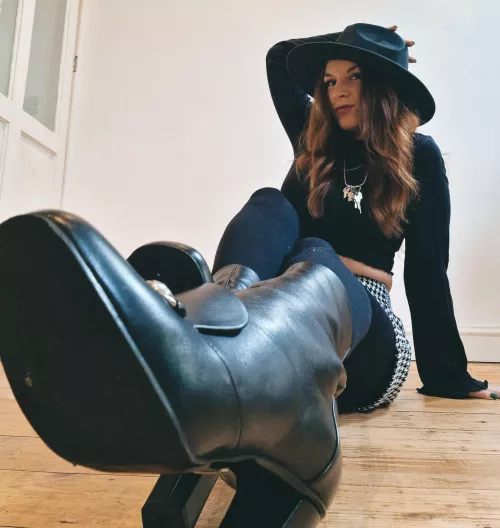 Is that Gucci on Her feet? It might just be 😉