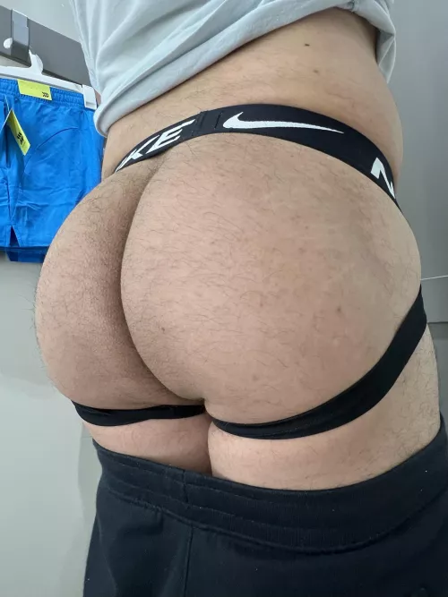 Join me in the dressing room? 😘😏