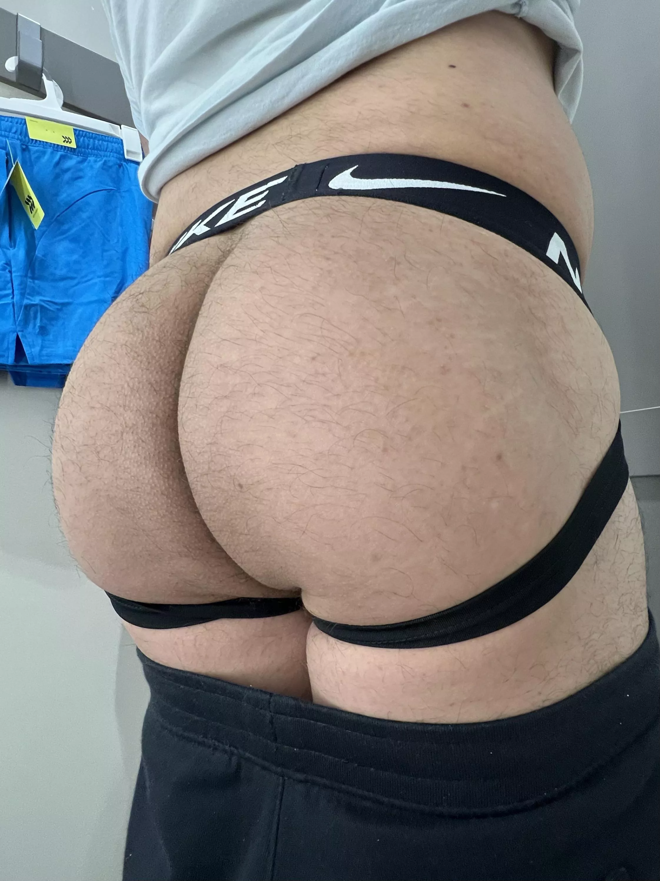 Join me in the dressing room? 😘😏